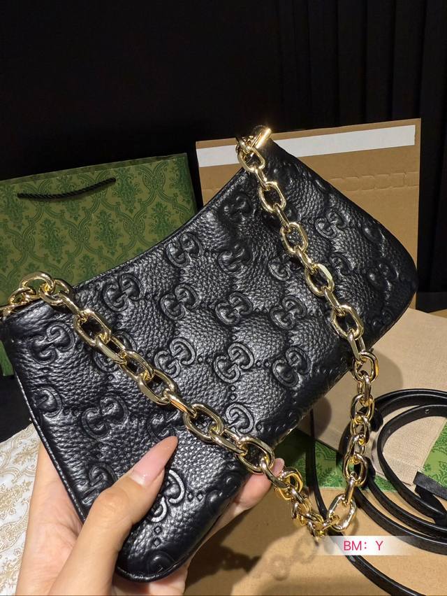 Paired with a foldable gift box, this cool underarm bag not only has a charming appearance but also a pleasing space. It is versatile and easy to carry all year round, making you instantly fashionable and refined. Gucci underarm bag, chain strap, hor