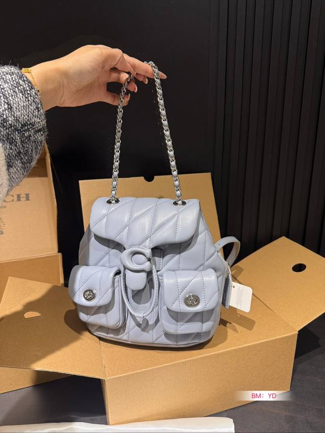The Coach Coach Shoulder Tabby Backpack with Airplane Box is a versatile and versatile backpack that reshapes the coach design of the 1970s in a modern way. Its multifunctional style can be used as a backpack