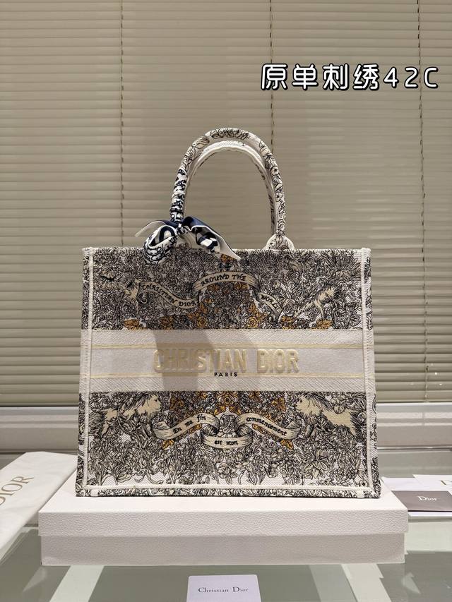 Original embroidery 215 190 Dior jacquard tote bag with inner lining Dior Book Tote. This year's favorite shopping bag Tote is the bag I use the most times because of its super large capacity. No matter what: