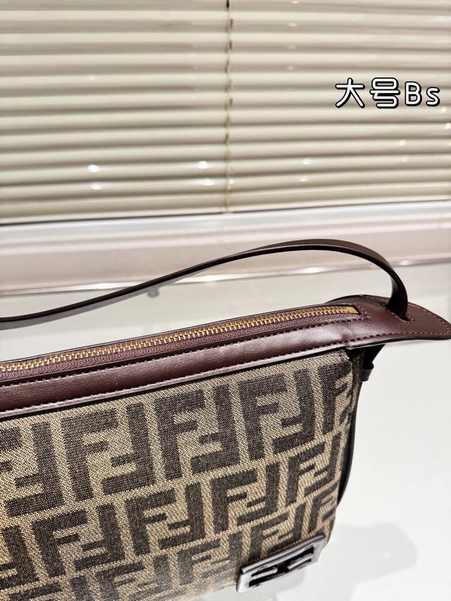 The folding box Fendi Hobo bag felt like it hit me at first glance. Plus, the medium size has a longer shoulder strap, which is very practical. The medium-sized one has two mobile phones, wallet, keys, sunglasses, lipstick and powder without pressure