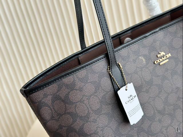 The latest shopping bags from Coach's OEM factory are shipped with top quality, shiny hardware logo, stir fried chicken fire, practical styles, versatile styles, lining logos, fashionable and versatile styles, super age reducing, and favorite items.