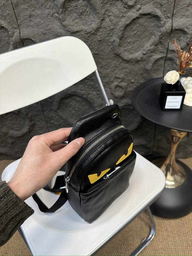 Fendi chest bag crossbody shoulder bag with exquisite inlay and fine craftsmanship, photographed in the original factory fabric size: 16.28cm: