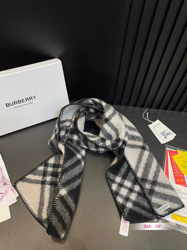 Cashmere Scarf Box Size: 180cm * 30cm Burberry Cashmere Scarf The gentlest color scheme for the upper body is super soft and comfortable. Don't you want to order this beautiful scarf now?