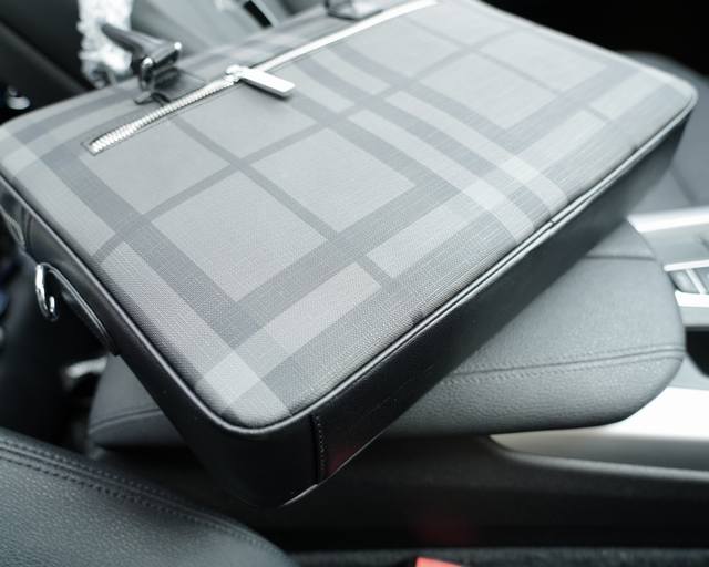 Burberry official website synchronizes high version handbag and crossbody backpack with timeless iconic products made of pure original single calf leather top hardware, non market ordinary version. This year's favorite styles of Burberry are all phot