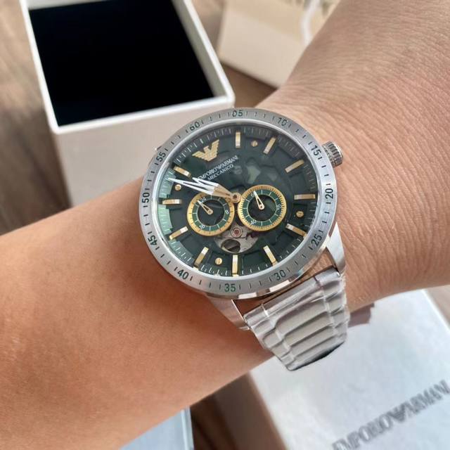 Armani AR60053 silver hollowed out diamond inlaid perspective automatic mechanical watch! Hollow perspective window, with texture pointers and sharp lines that leap into the hand! The green dial paired with a 316 steel strap bracelet is grand and bea