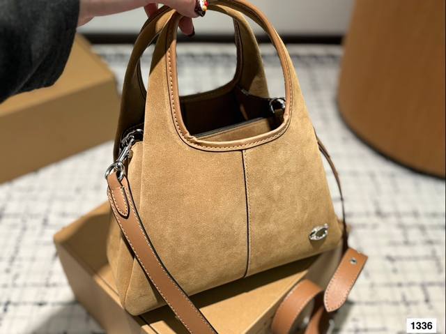 Paired with a box, the Coach Bucket Bag is simple yet not simple. This bag is versatile in meeting daily office capacity needs and offers versatile clothing options such as Clean Fit, neutral style, and mixed sports style