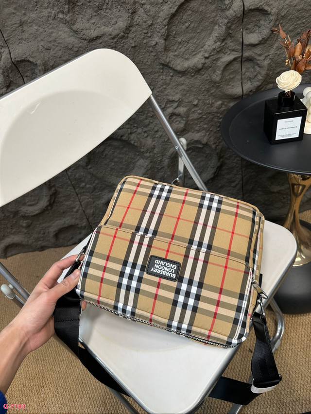 When you carry a Burberry crossbody bag and it looks very handsome, then you may really be a bit handsome Whether you are on a business trip or commuting, you are slightly more handsome than others. The classic checkered pattern is still impressive,