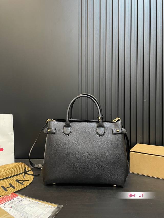 Burberry tote bag, new tote bag! Side suction mode allows for carrying while carrying a long shoulder strap, which can be worn diagonally or on one shoulder! Size: 33 25