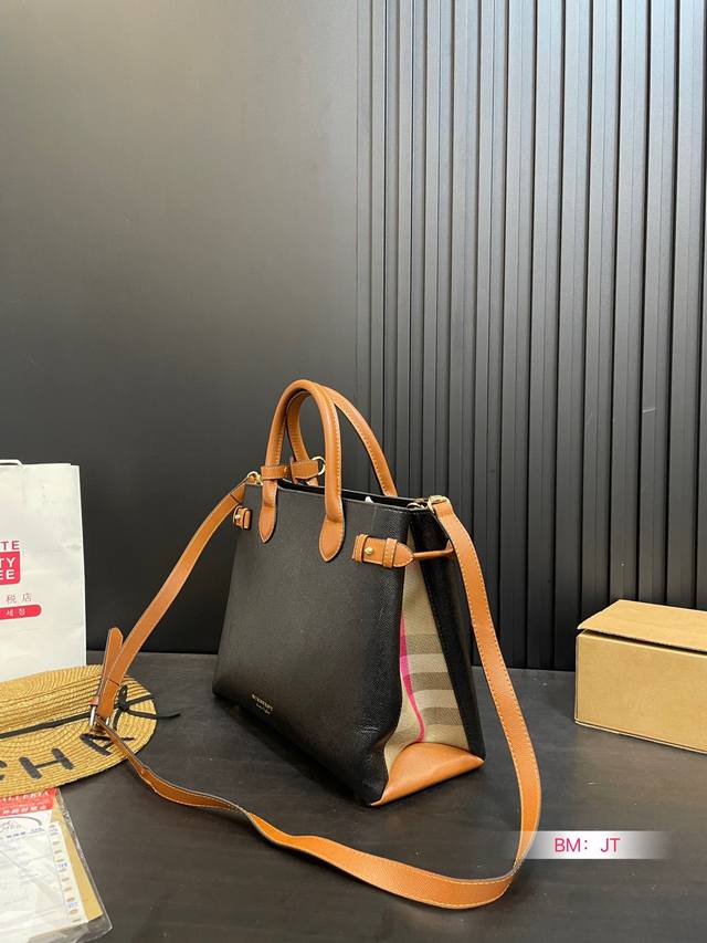 Burberry tote bag, new tote bag! Side suction mode allows for carrying while carrying a long shoulder strap, which can be worn diagonally or on one shoulder! Size: 33 25