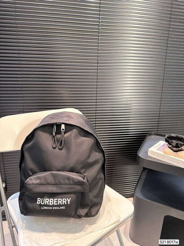 Burberry backpack classic fabric feels super nice, steady and generous! You won't choose the wrong one! Size: 27 38, item number 8017