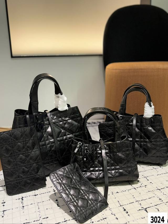 With a folding box, Dior Tourjours Tote Bag Dior is exquisite, beautiful, advanced, elegant, and easy to handle. It can be used all the year round without choosing clothes or seasons. It can be cool and cute. Tall girls can carry it, and the temperam