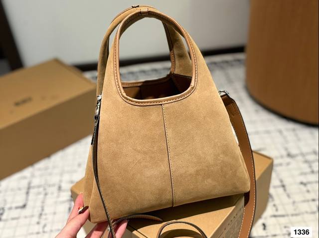Paired with a box, the Coach Bucket Bag is simple yet not simple. This bag is versatile in meeting daily office capacity needs and offers versatile clothing options such as Clean Fit, neutral style, and mixed sports style