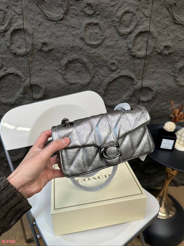 Paired with a folding box, Coach Wine God Wow, Coach's shining and charming second Tabby is definitely not unfamiliar and can be considered as Coach's main force. The little fairy will definitely not miss out on the fashionable and essential autumn a