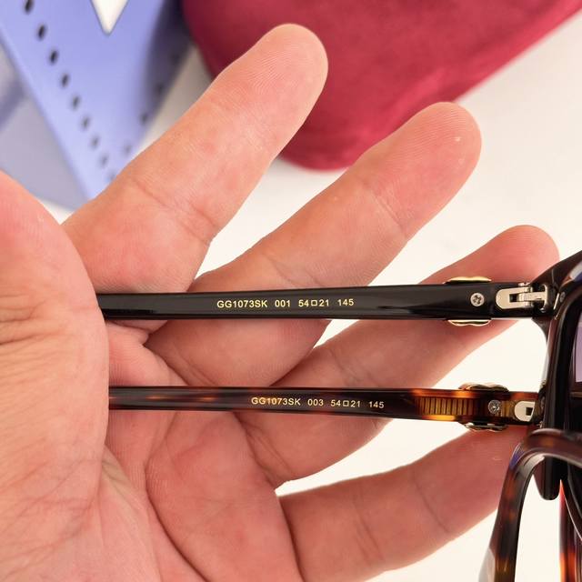 Gucc's new sunglasses, Gg1073, with lightweight panels, cat eye frames, and a dual G brand logo, pay tribute to the classic. Size:54-21-145。 :