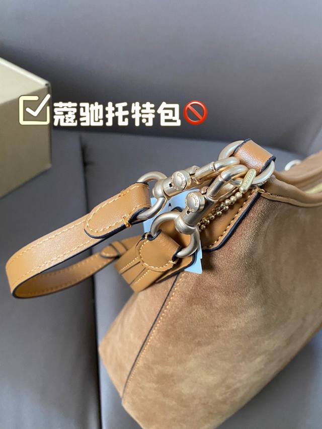 Paired with the airplane box, the Coach tote bag not only looks good but also has a simple and easy-to-use design. The key is that it is super good-looking, lightweight, colorful, and sturdy. Become the most popular fashion item on the street in minu