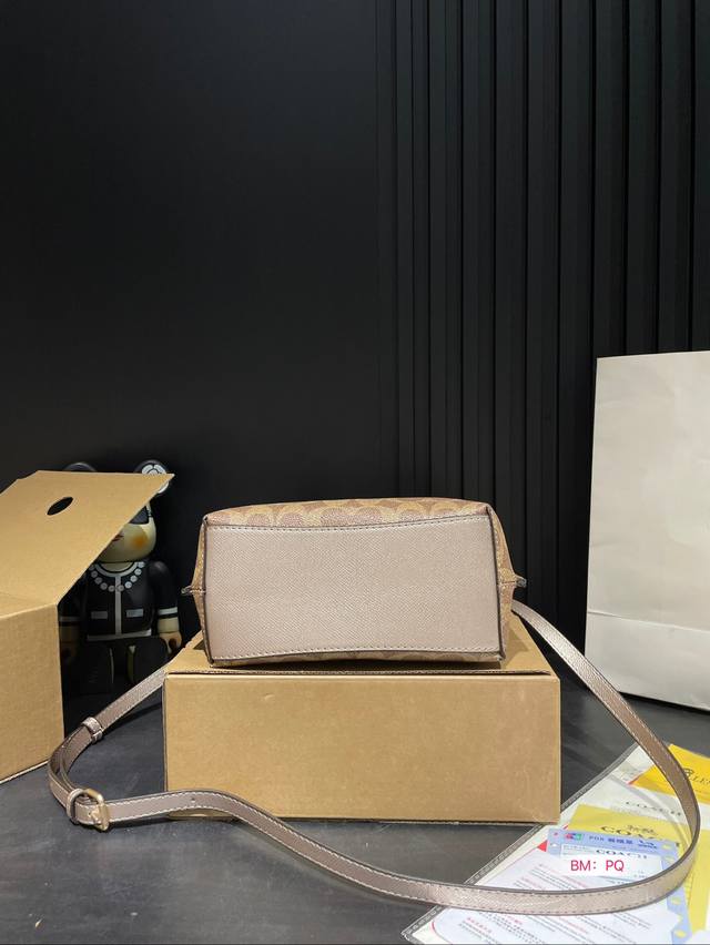 New color scheme for Coach bucket bag, single shoulder crossbody, double-layer handheld crossbody, search for Coach bucket size: 20 * 23: