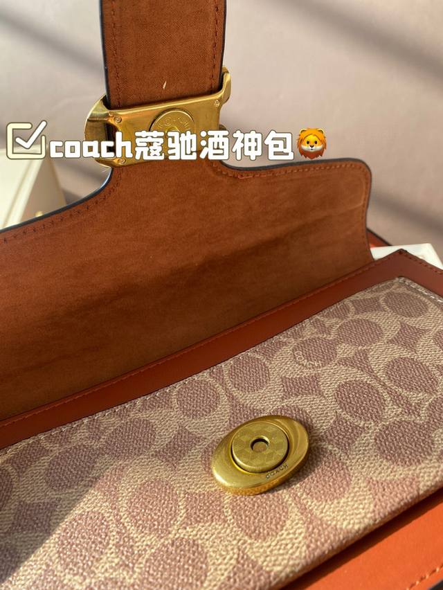 The color matching of Coach Coach's Wine God Bag this time is simply a fairy color scheme! High in appearance and versatile, suitable for both handheld and crossbody use, this is the Coach Wine God! Cute and able to pretend! Handheld crossbody looks