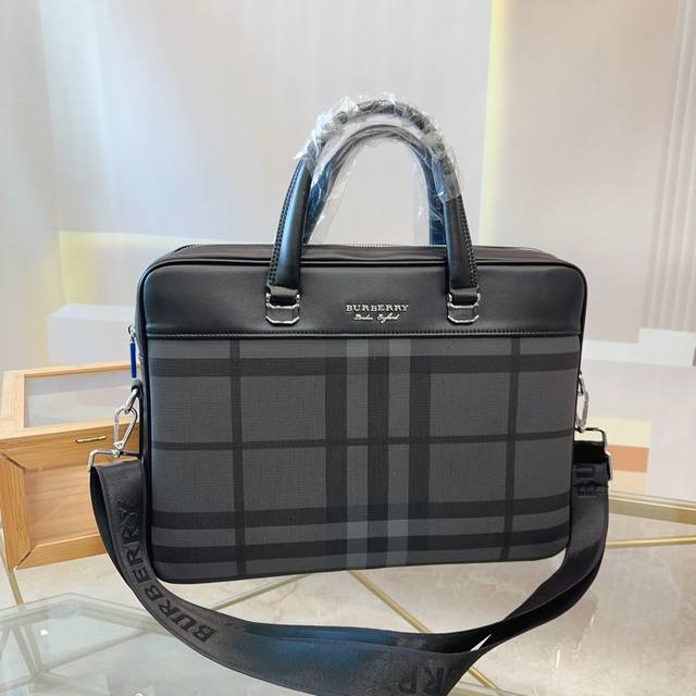 Burberry's latest men's briefcase is highly practical, with exquisite details and exquisite workmanship. It is high-end, atmospheric, and upscale, with a casual and generous style. Size: 39 29: