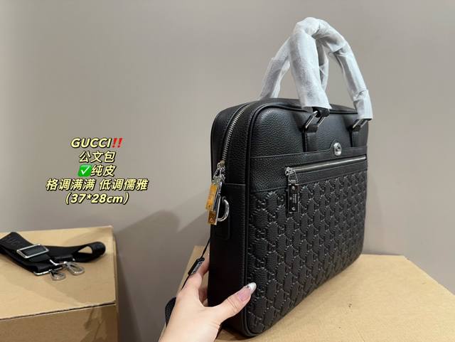Pure leather size 37.28, cool and stylish Gucci briefcase exudes a low-key, steady and elegant atmosphere! The design is quite broad and stylish! The more you use it, the more it will precipitate! More low-key and steady!! Can be carried on one shoul