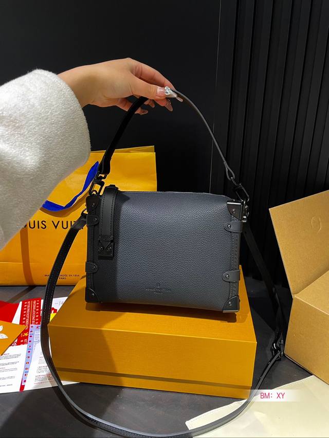 Paired with Folding Gift Box Lv Show Style Side Trunk Box Gu Ailing Same Style Lightweight, Fashionable, and Easy to Use Color Matching Classic and Black Cowboy Cool Size: 23 * 17