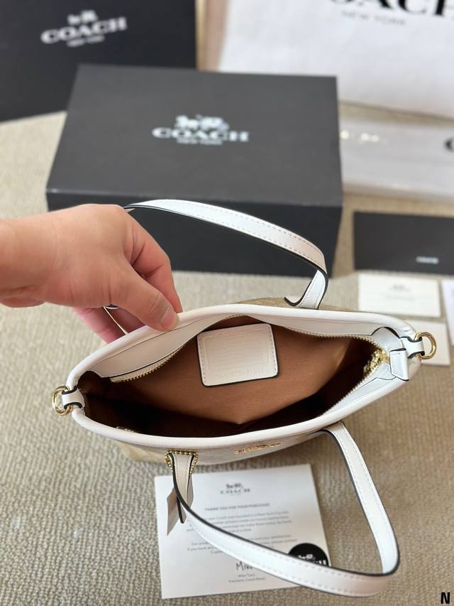 Coach with accessories! Such a cute City tote bag! Coach's new September product is the Little Tote Bag! City Series Mini Number!! Good boy, good boy. Size 20 20cm: