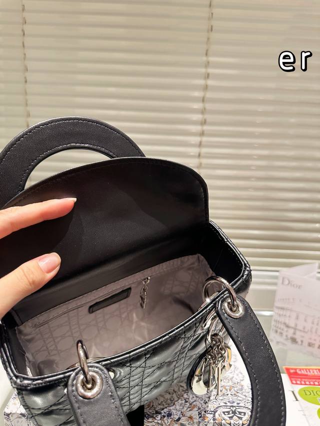 The Dior Concubine Bag Lady comes with a sheep tendon inside and is carefully crafted in sheepskin leather for a medium size design. It is paired with detachable chain shoulder straps and adjustable leather shoulder straps, making it an ideal choice