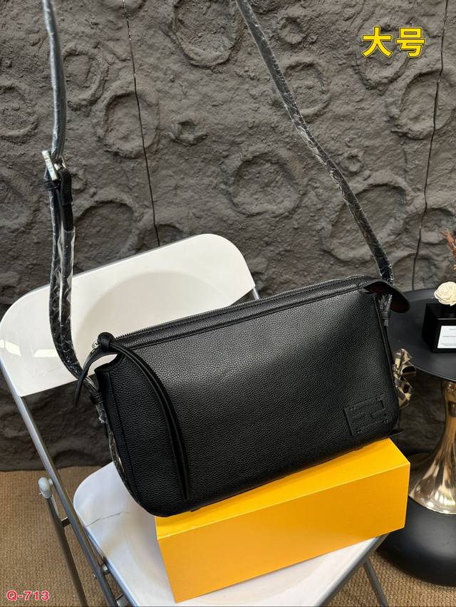 Paired with a folding box, Fendi Fendi retro armpit bag, shoulder bag, men's bag, couple's bag, classic and elegant elements, fashionable and versatile, high-end texture. It is particularly beautiful and practical when held in hand, and the details a