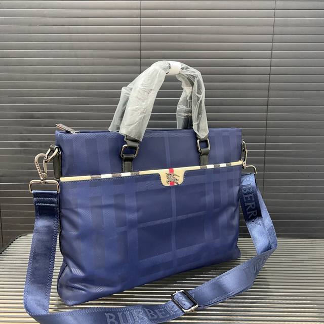 Burberry canvas men's handbag, handbag, computer bag, exquisite inlay craftsmanship, classic and versatile, photographed in the original factory fabric 28 X 38 Cm