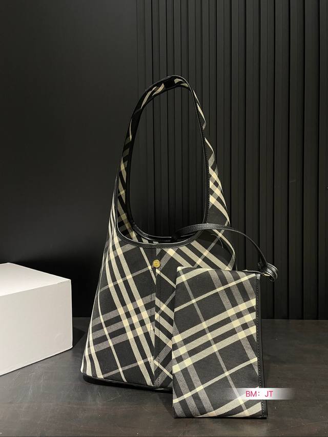 Paired with a folding box, the new Hobo from Burberry looks so great! It's completely covered in grass and the overall body is very light and stylish. There is also a sub bag that can be disassembled. The size is just right and super suitable for dai