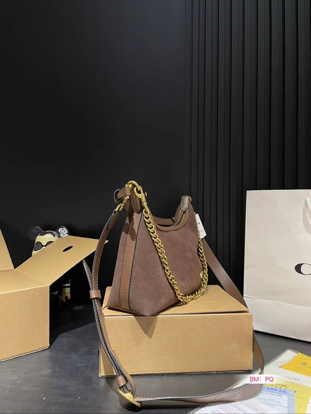 Paired with a box, Coach's new armpit bag with a spicy girl style is also so cool. The new product is so beautiful, and the new bag has a good shape for carrying. It's really cool. Family size: 25 17: