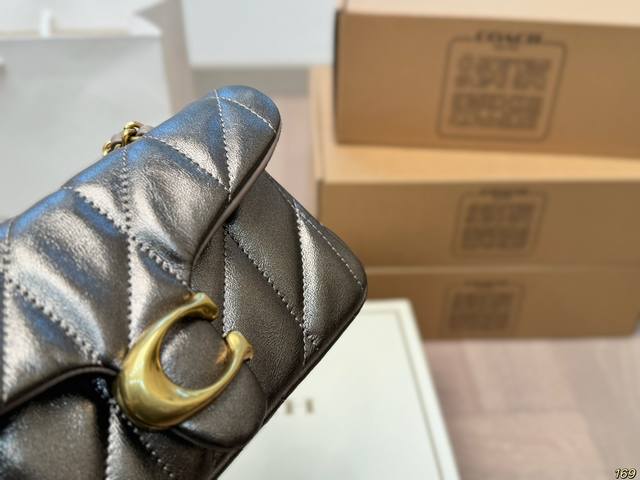 The small folding box of the Coach Tabby wine god bag is not only practical and versatile, but also very distinctive and attractive. I really love this simple style. It is very easy to wear and can be carried on the back. Both practicality and beauty