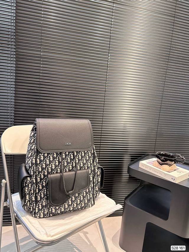 Dior's new backpack shipment looks good for both men and women. As a qualified backpack, it must be good-looking, comfortable, and durable. The backpack is relatively large and suitable for long-distance travel. It is definitely the best choice for s