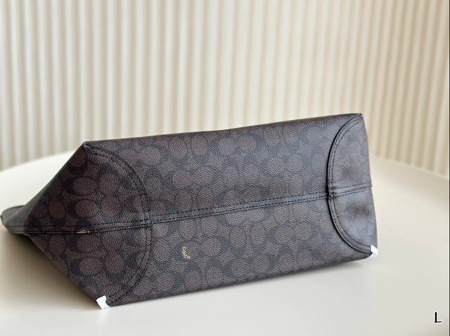 The latest shopping bags from Coach's OEM factory are shipped with top quality, shiny hardware logo, stir fried chicken fire, practical styles, versatile styles, lining logos, fashionable and versatile styles, super age reducing, and favorite items.