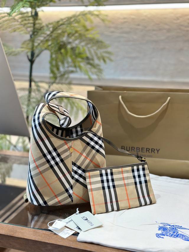 Burberry's new model has finally shipped its classic diagonal plaid backpack, which looks great. B's latest soft and upright shoulder bag is made of cotton twill fabric. Crafted in an Italian workshop, it is decorated with a unique grid pattern exclu