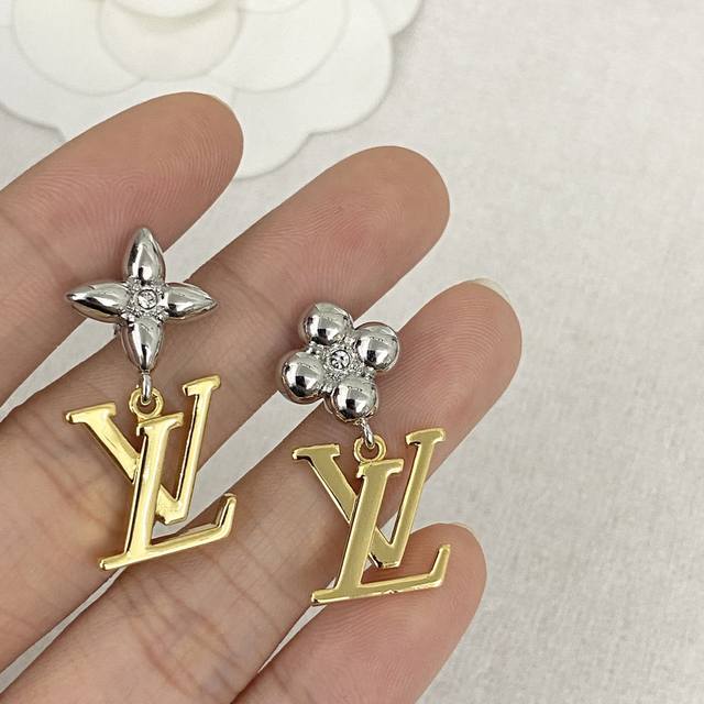 Code e2305 0247820 Lv earring hot selling item hits new consistent zp asymmetrical ab style lv pendant logo earring personalized design sense, versatile temperament and not easily outdated