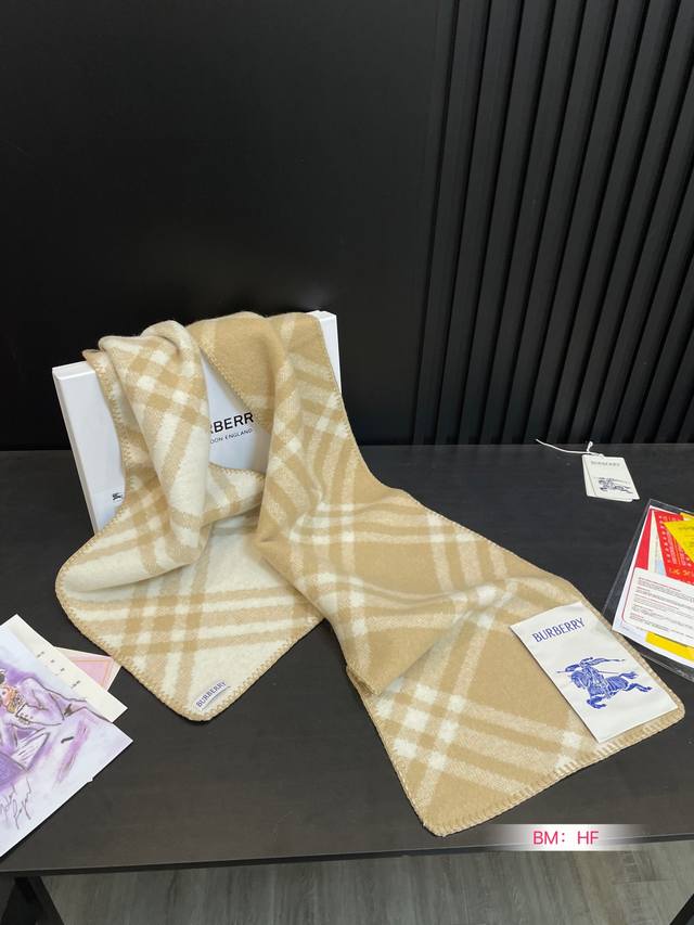 Cashmere Scarf Box Size: 180cm * 30cm Burberry Cashmere Scarf The gentlest color scheme for the upper body is super soft and comfortable. Don't you want to order this beautiful scarf now?