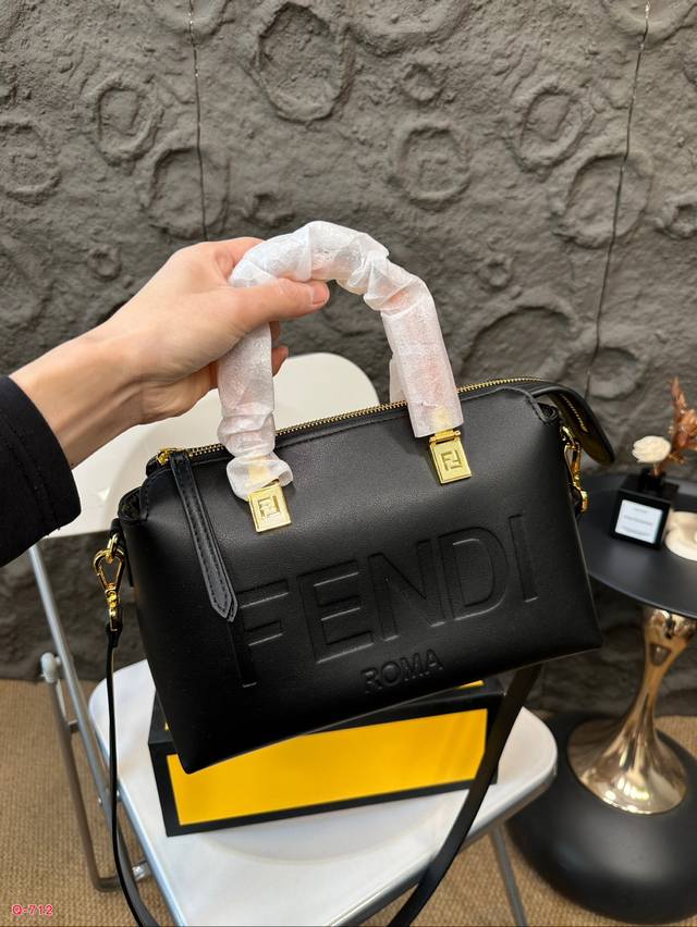 Comes with a folding box and Fendi pillow bag. By The Way, it has a large capacity and is cute and can be carried by hand or slung over the body. It can be sweet or salty! Size 27.18Cm: