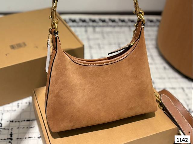 Paired with the new Kouchi armpit bag, the spicy girl style is also too cool. The new product is so beautiful, and the new bag shape is great for carrying. It's really cool. Family size: 25 15: