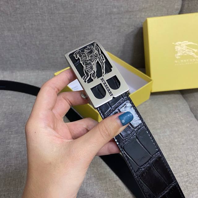 The explosive Burberry gift features an automatic buckle slide with a width of 3.5cm. The new original version is paired with a classic 18K stainless steel buckle. Fashionable and versatile, pursuing high-end original quality, reflecting taste, casua