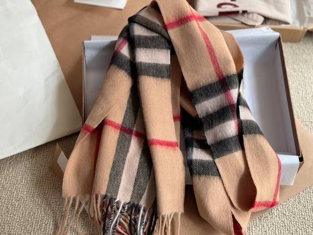 Top quality Burberry classic scarf with box matching, made of genuine materials! Large grid classic pattern! Equally suitable for men! Very gentlemanly! The upper body effect has a very strong aura, with a soft and textured feel. Specifications:% woo