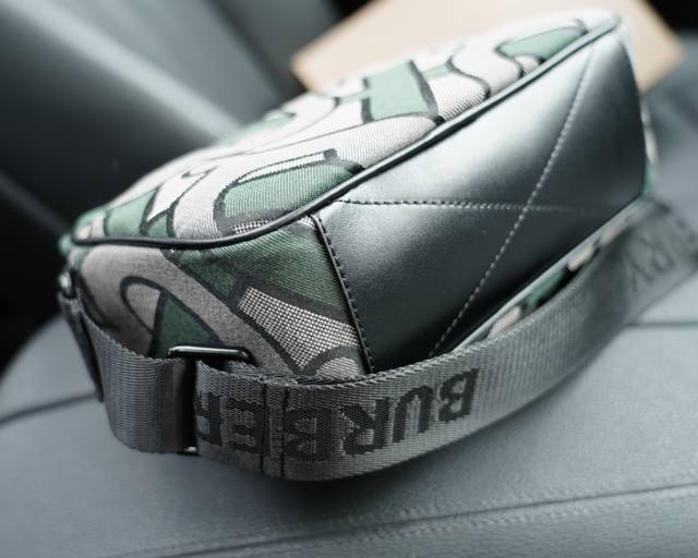 Burberry official website synchronizes the high version of the classic and timeless single shoulder crossbody backpack. The original fabric material has a delicate and deep waterproof and wear-resistant feel, which is not a common product in the mark