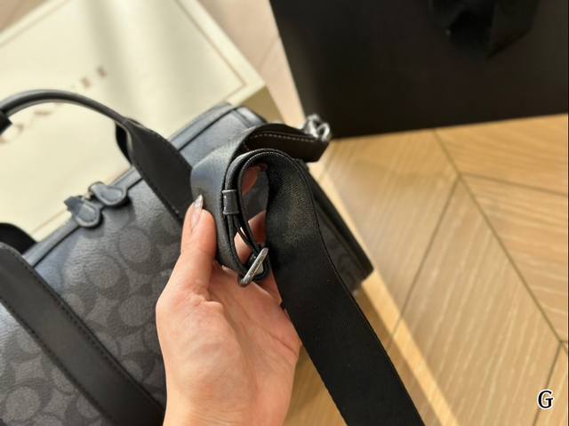 Folding box size 23.16, Coach Gotham black flower pillow bag with unique artistic atmosphere, simple and versatile, high aesthetic value, preferred for daily outings: