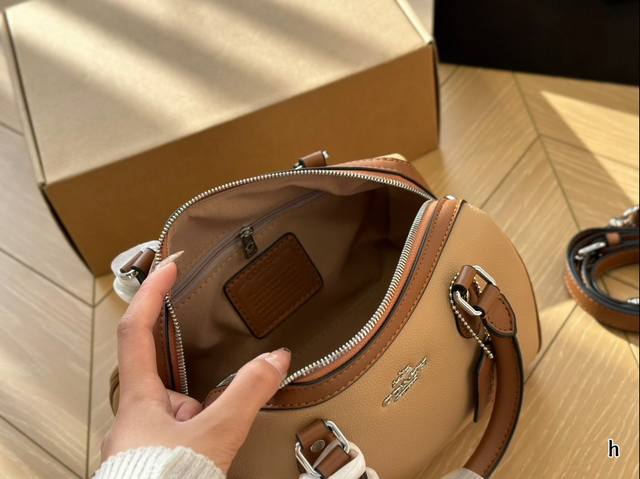 Airplane box size 24 * 16cm, Coach Boston Pillow Bag, retro and elegant, full of high-end feeling, moderate size, suitable capacity, touching, casual and formal wear can be easily controlled: