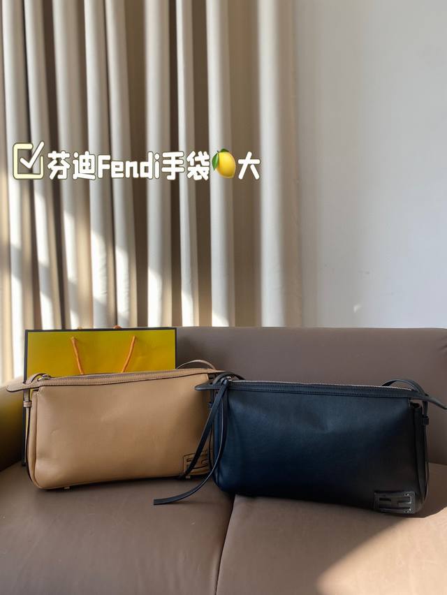 The large folding box Fendi is here, a very practical and versatile bag. Fendi handbag, a soft shoulder bag unveiled at the 2024-25 autumn and winter fashion show, inspired by the collection style of the early 1990s, is made of jacquard fabric materi