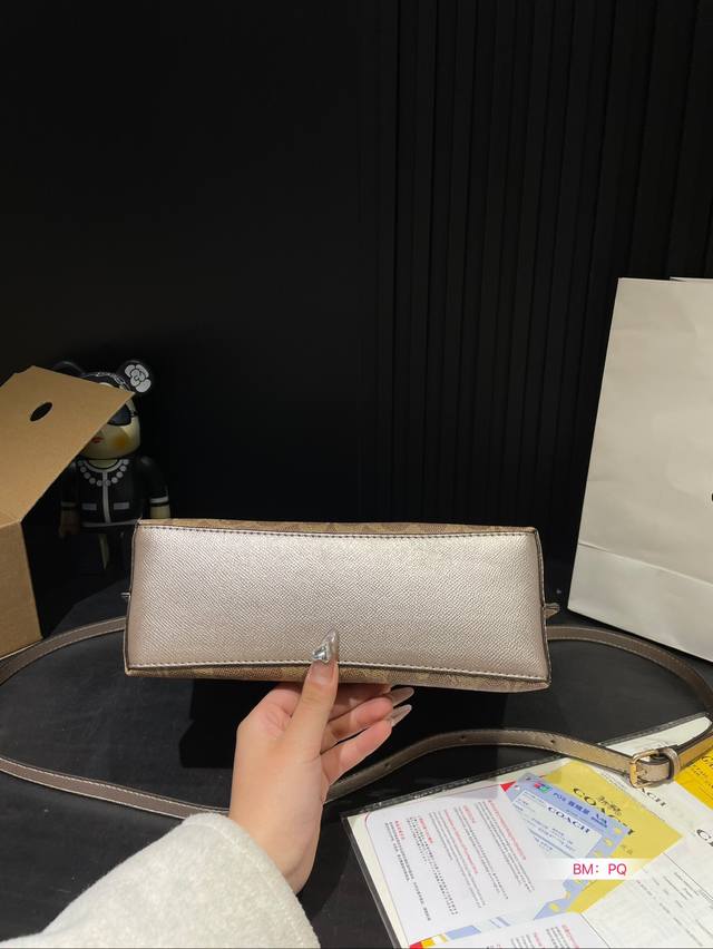 New Coach Mollie25 tote bag for Valentine's Day in January 24, with box matching. The latest shopping bag from Coach Coach OEM factory is shipped with top-quality shiny hardware logo and practical style. Multi purpose lining. lo: