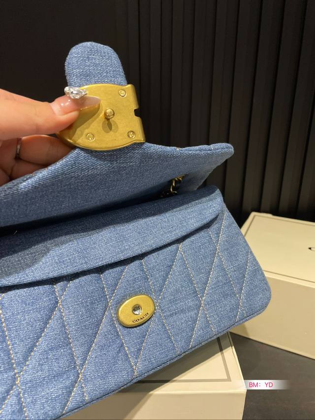 Small size, large size with folding box Coach Coach new denim retro and fashionable, lightweight new denim series is also cool, very suitable for spicy girls to carry. Size: large 27 * 14, small 21 * 11: