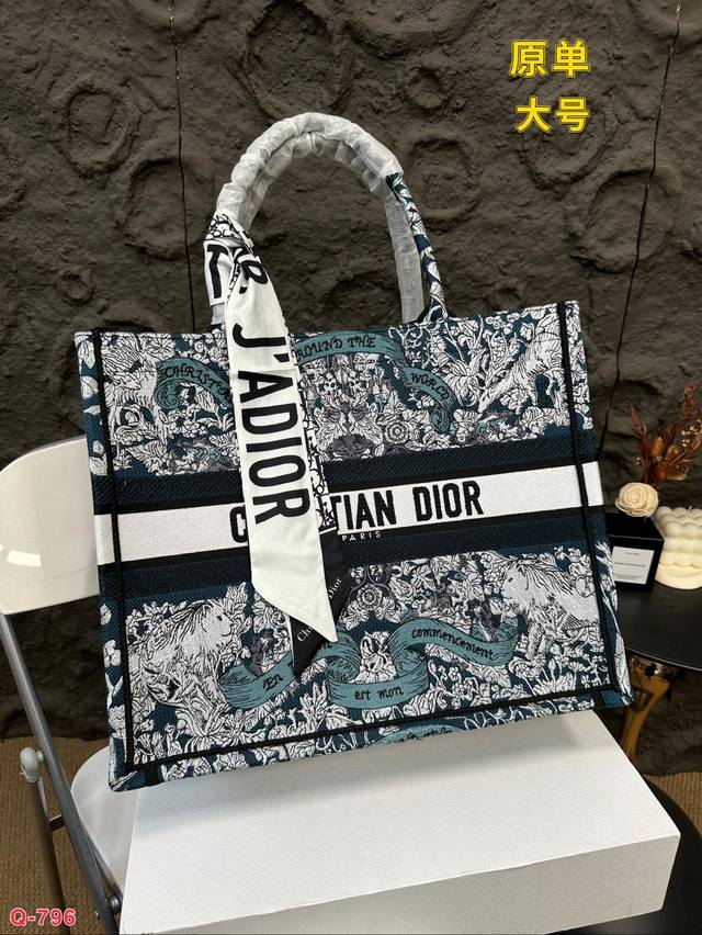 Small size 27.20cm, medium size 36.27cm, large size 42.35cm, original Dior shopping bag with folding box. This year's heavyweight counter classic explosive will be different from handsome and elegant: