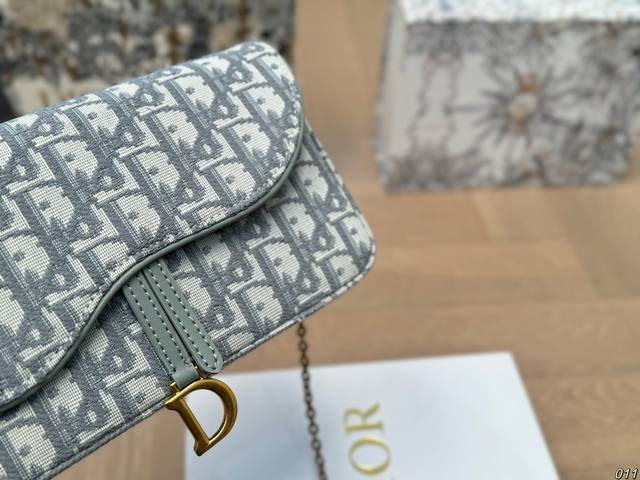 The folding box Dior Woc chain bag, with Dior's simple floral embroidery lines, is quite practical. Its presence is everywhere on the streets and alleys, and it has become a classic it bag that is highly sought after. This bag became popular worldwid
