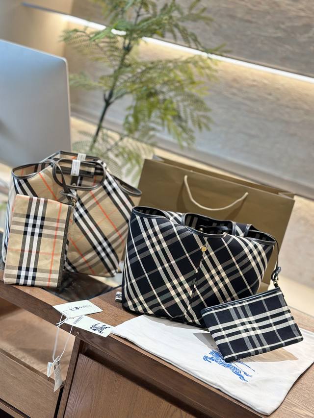 Burberry's new model has finally shipped its classic diagonal plaid backpack, which looks great. B's latest soft and upright shoulder bag is made of cotton twill fabric. Crafted in an Italian workshop, it is decorated with a unique grid pattern exclu