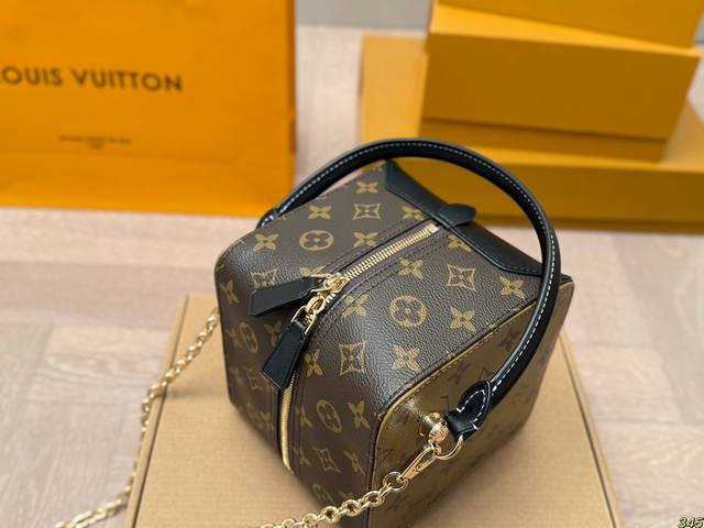 The original replica airplane box Lv popular dice bag has been sold for over n years. The full range flower calf leather handle is of top-quality and the original hardware logo is detachable. The latest limited edition of LV Petite Malle is as follow